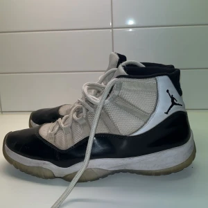 Jordan 11 concord - Jag säljer mina jordans för de är lite för små.  De är i storlek 45. Pris: 500 kr  Det är en använd sko men den går för 6500 ny på stockx 
