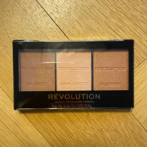 Contour/Bronzer Palett - Helt oanvänd och oöppnad! Såg direkt att färgen inte passade mig så har inte ens öppnat den. Skickar gärna fler bilder om du vill ha!