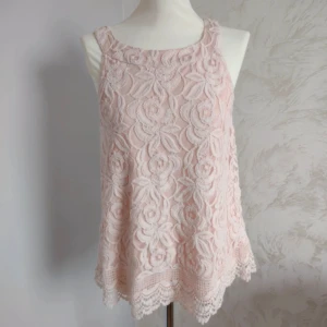 Ljusrosa spetslinne - Supergulliga ljusrosa spetslinne i storlek L. Så söt i modellen och perfekt inför sommaren!! Inga defekter och har sällan använts!💕