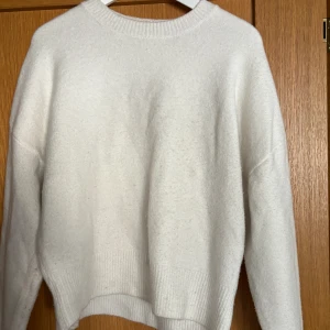 Vit stickad tröja från Zara - Vit stickad tröja från zara! I strl S, passar även om man har M💓perfekt att ha i sommar över klänning eller till kjol! 