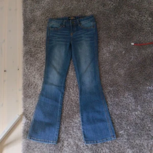 Lågmidjade jeans - Lågmidjade jeans av märket lucky brand. Storlek 152 men passar storlek 32. Passar mig bra i längden som är 156, lite tyg över till och med. Innuti dragkedjan står det "lucky".