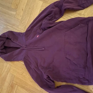 Levi’s hoodie  - En vinröd levi’s hoodie som används ett fåtal gånger i storlek xs.