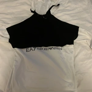 Vit/Svart Hoodie. Märke Emporio Armani - Medium, avsedd för både män och kvinnor.