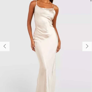 Satin klänning💕🤗 - Säljer denna satinklänning som jag beställt i två storlekar och nu längre inte går att skicka tillbaka. Dem är oanvända och säljer de för 200 kr st eller 380 för båda. Storlekarna 36&38💕💕💖