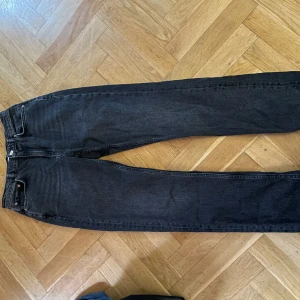 Highwaist jeans - Ett par högmidjade svarta byxor i storlek 38 från Gina tricot som kommit till användning 1 gång. 