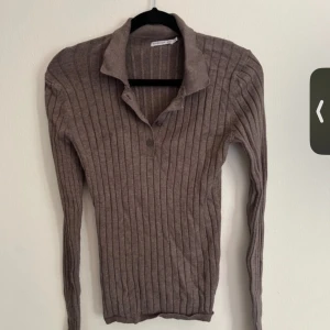 Tröja - En ribbad brun tröja med knappar från MQ i storlek XS