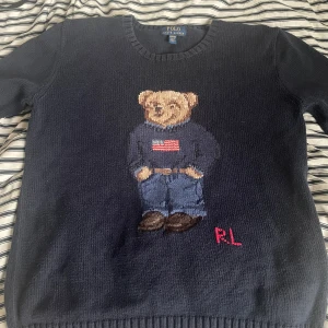Polo Ralph Lauren björn, tjock tröja.  - Har blivit för liten bara därför jag säljer för den har inga fel, inga hål eller fläckar. Sänker priset vid snabb affär