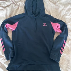 Hummel hoodie - En väldigt fin hummel hoodie, använd fåtal gånger då jag har 2 likadana och inte behöver de.  Passar till träning eller till vardags. 