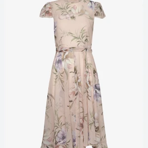 Ida Sjöstedt klänning 36 - Finaste klänningen från Ida Sjöstedt strl 36. Använd vid ett tillfälle. Utan defekter