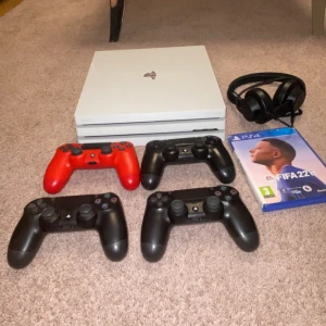 Frakt från 39kr  - Ps4 PRO knappt änvend kommer med 4 handkontroller FIFA 22 ett par hörlurar med möts i Göteborg snap georgeknmr1 för mer information 