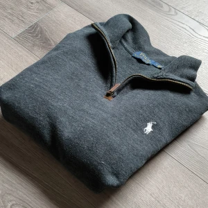 Ralph Lauren half zip - Grå Ralph Lauren halfzip, M passar även S. Skick 9/10. Pris kan diskuteras 