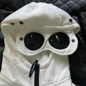 Cp company zip-up hoodie - Säljer nu denna feta hoodie efter som den är för liten för mig 