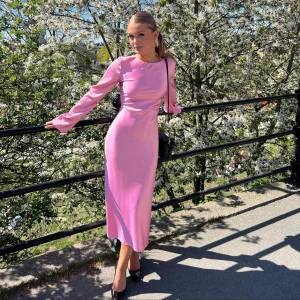 rosa klänning - rosa satin klänning ifrån gina tricot. säljer pga att den inte passa, aldrig använd. storlek s men skulle säga att den är liten i storleken 