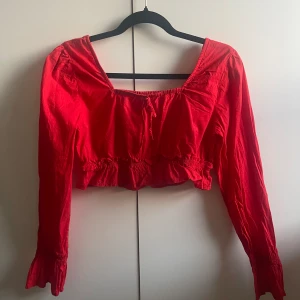Röd topp - Magtröja, använd en gång så ny och fin skick. Tunn material