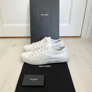 SAINT LAURENT SKOR  - Sällsynta Saint Laurent skor 9/10 skick storlek 41. Priset kan förhandlas!
