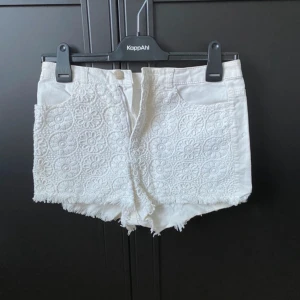 Vita shorts - Skitsnygga vita shorts från hm, storlek 38 men skulle säga att dom sitter som 36, inga defekter 🤗🤗