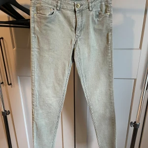 Skinnyjeans - Skinnyjeans i olivgrönt. Stentvättade.
