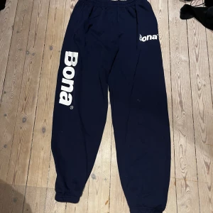 Sköna Mjukisbyxor - Riktigt sköna mjukisbyxor som passar perfekt för en lugn hemmakväll Är i Large men passar ner till S!