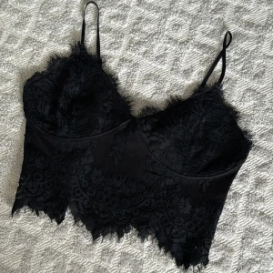 Svart spets crop top - Storlek M men passar S, nyskick. Superfin topp som passar till en kjol eller vad som helst 