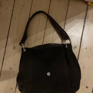 Väska  - Väska köpt på vinted med bra skick. Den har tre fack, två stora och ett mindre i mitten. Superfin att ha på axeln💓