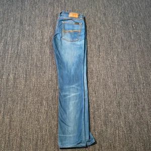 Nudie Jeans - Säljer dessa fräscha nudie jeans i jätte bra kondition med nypris på 1300, skriv om ni har några funderingar.