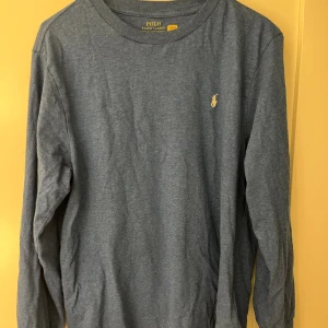 Ralph Lauren - Ljusblå Ralph lauren tröja som är köpt i New York. Inte använd alls ofta kanske 3 ggr. Skriv om ni har funderingar✍️