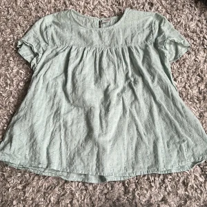 Söt blå/grön blus! - Supersöt blå/grön blus från Vero Moda! Endast använd ett fåtal tillfällen, alltså i superbra skick! Nypris: 349kr
