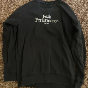 Peak performance tröja - Säljer då den är för liten för mig. Storlek 160. Fint skick