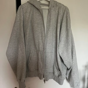 Grå hoodie - Grå oversize zip hoodie från bershka, storlek L🩶