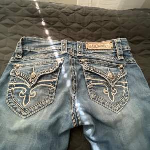 Skit snygga low bootcut Rock revival jeans med taggar på fickorna. (PRISET KAN DISKUTERAS!!)