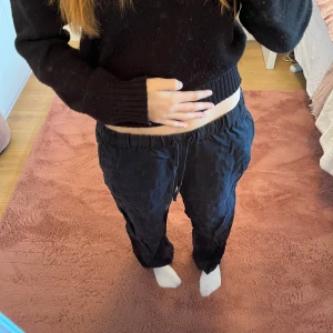 Linnebyxor från Arket - Säljer dessa linne byxor från Arket som jag aldrig använt, är väldigt bekväma och sköna. köpte dessa i julas och aldrig riktigt passat mig🩷