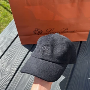 Loro piana keps - Säljer väldigt snygg keps från loro piana i 100% kasmir. Lappen inuti är bortklippt pågrund utav att den kliade. De syns på bild två. Om det är något ni undrar över kom PM🙌