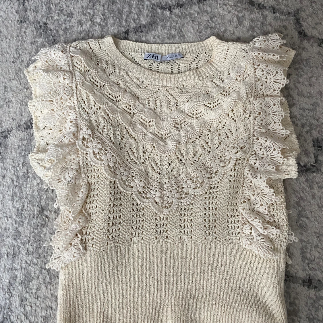 Så sjukt söt och snygg slutsåld zara topp! Säljer då jag inte har haft någon användning av den! Jag är 176cm lång så den ser kortare ut än vad den är!❤️pris kan även diskuteras🥰🥰