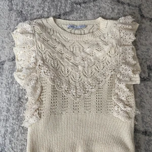 Så sjukt söt och snygg slutsåld zara topp! Säljer då jag inte har haft någon användning av den! Jag är 176cm lång så den ser kortare ut än vad den är!❤️pris kan även diskuteras🥰🥰 - Jag har använt den cirka 3 gånger och den har inga defekter!🥰