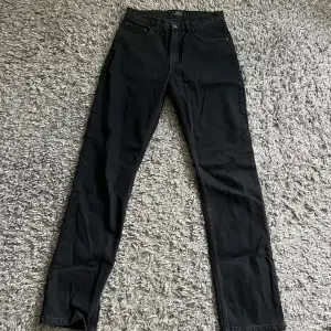 Svarta jeans från Nelly.com i storlek 34/XS. Aldrig använda 🤍