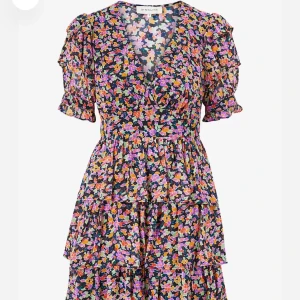 SÖKER - Söker denna klänningen i storlek xs eller s! Skriv gärna till mig🌸🤗