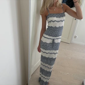 Maxiklänning  - Superfin stickad maxiklänning med knytning i midjan🥰 Jag är 175 men gör att reglera lite hur man har den så passar något kortare också