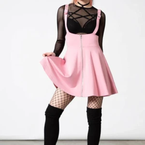 Killstar kjol strl M-L - Helt ny! Använd en halv dag, men som sagt, pink is not for me. Det är storlek L men uppskattar att även en M kan ha den! 