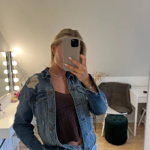 Blå jeansjacka - Tuff jeansjacka från Hollister, knappt använd. Storlek XS men passar även S-M. Jag är 167 och normal S-M 💞