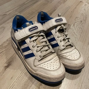 adidas forum low - säljer mina adidas forum!! väldigt använda där med priset!  