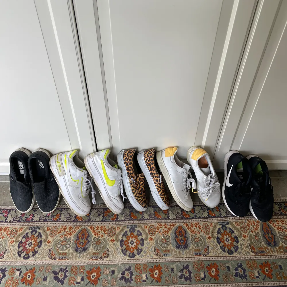 Liten blandning av skor- skriv för fler bilder och storlek. 1- Vans slip on 300kr 2- Nike limited edition 600kr 3- leopard Vans slip on 500kr 4- stan Smith limited edition 400kr 5-Nike skor 300kr. Kengät.