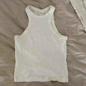 Basic vitt linne - Ribbat Gina tricot linne i mycket bra skick! En bra basic till sommaren