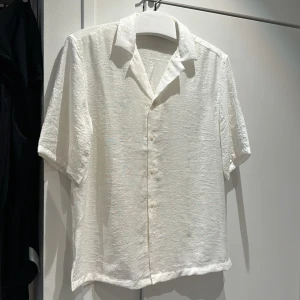 Kortärmad skjorta - Aldrig använd  Skönt material i viscose Storlek S