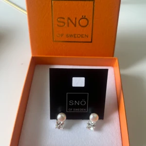 Örhängen - Supersöta örhängen från Snö of sweden som är helt oanvända med prislapp och låda kvar! 💗