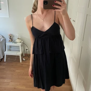 Somrig mörkblå klänning - Superfin kort klänning från mango i linne material💕   Nyskick   