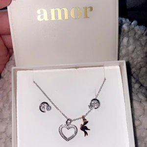 Halsband&örhängen - Helt nya, kommer tyvärr inte till användning då jag är en guld tjej☀️💞 perfekt att ge bort i present 