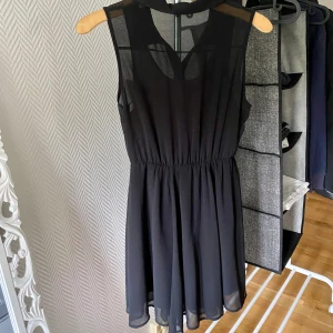 Festkväll  - Blusliknande klänning perfekt för festmiddag etc i fint skick! Inga defekter.💞🤗