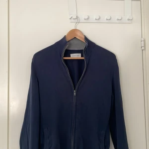 Pier one full zip - En full zip som är stilren och snygg. Kom med minsta lilla fundering eller fråga