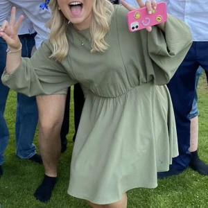 Klänning - Söt klänning prefekt till midsommar! Använd en gång, därav priset!