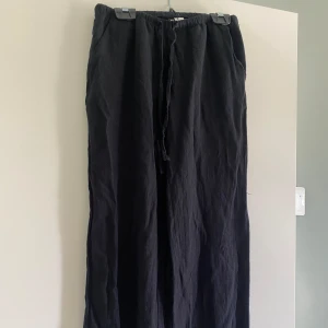 Lågmidjade linnebyxor  - Trendiga lågmidjade linnebyxor från H&M. Storlek xxs. Jättefint skick och perfekta nu till sommaren😊Hör av dig vid intresse☀️